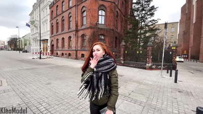 सार्वजनिक पिकअप: सुन्दर केटी आईफोनको लागि चुदाइन्छ र उसको बिल्लीमा सहन्छ। CleoModel